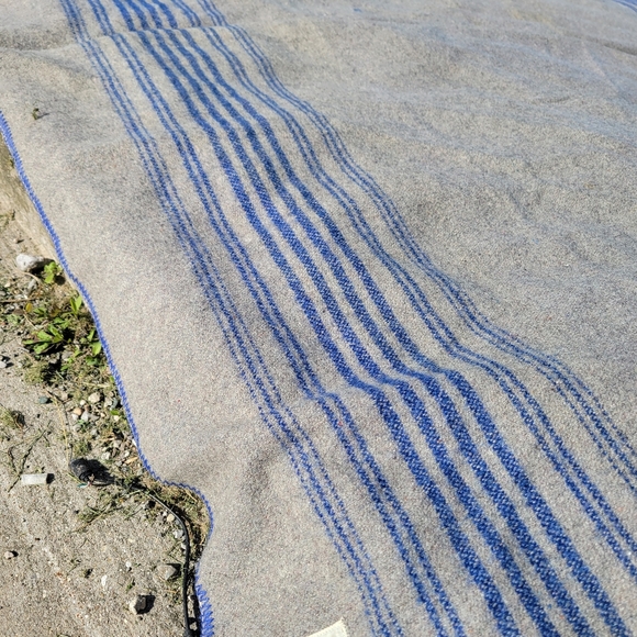 vintage 1950s 100% wool blanket, Horn Brothers, made in Canada, grey blue stripe - Picture 5 of 8
